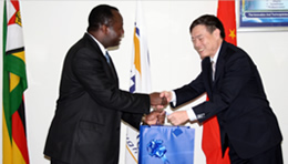 Acting Vice Chancellor Eng. Kanhukamwe exchanging a gift with the Chancellor of the Guiling University of Technology, Professor. Zhang Peng